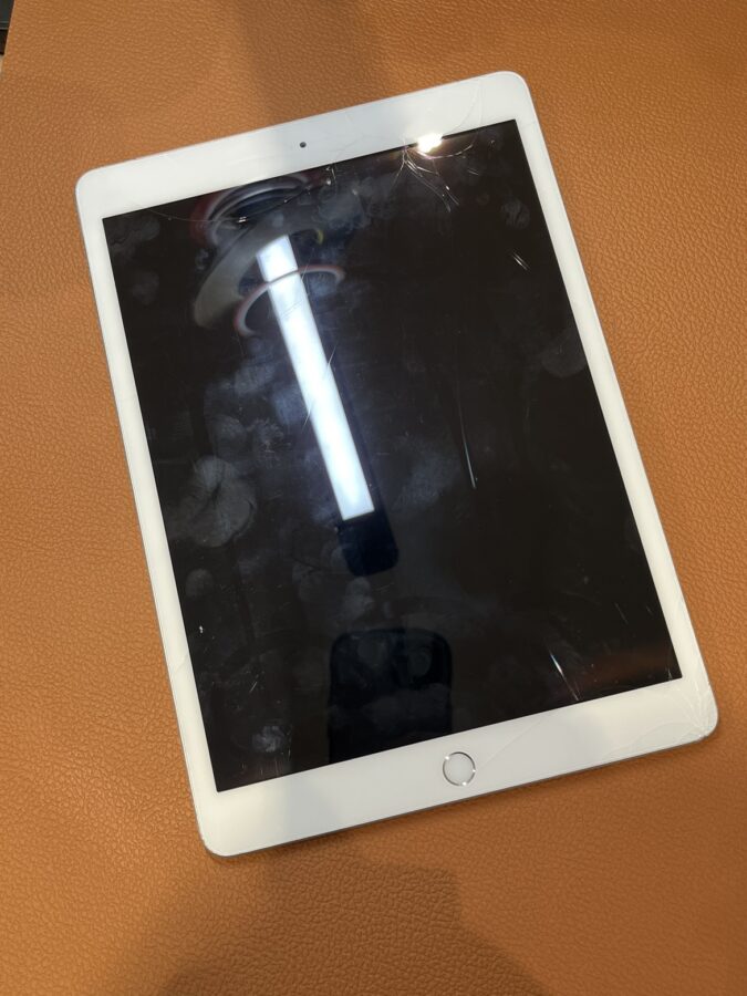 中央にガラスの割れがあるiPad7（アイパッドセブン）を修理させて頂きました！【スマホ修理工房仙台PARCO2店】
