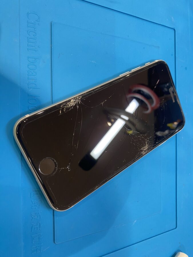 ガラスの割れた第二世代のiPhoneSE(アイフォンエスイー)太白区より修理のご依頼頂きました