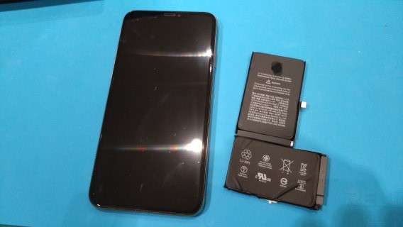 電源が短時間で落ちてしまうiPhoneXSMax(アイフォンテンエスマックス) バッテリーの交換を行いました