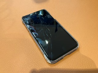 画面が激しく損傷したiPhone11(アイフォンイレブン)パネル修理を行いました!【スマホ修理工房仙台PARCO2店】