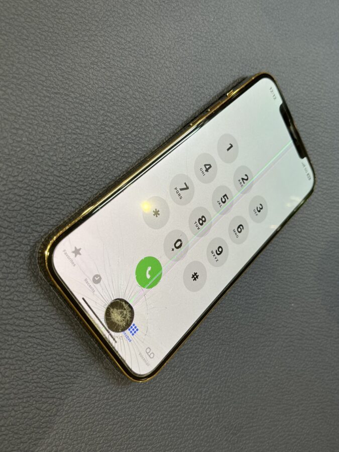 黒い丸が目立つiPhone12proMax(アイフォントゥエルブプロマックス)お持ち込み頂きました。