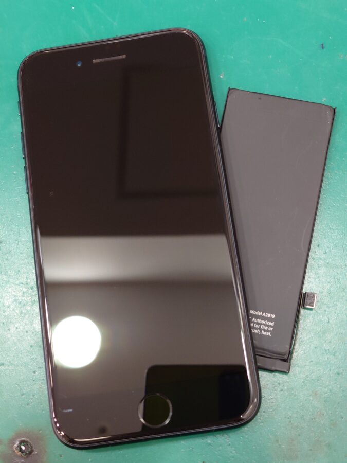 【バッテリー交換修理】藤沢市からお越しのお客様より、iPhoneSE3(アイフォンSE第三世代)をお持ち込みいただきました！【i