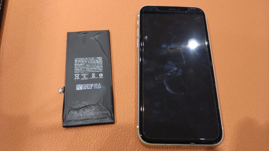 充電してもバッテリーがすぐなくなってしまうiPhone11（アイフォンイレブン）の修理を行いました!