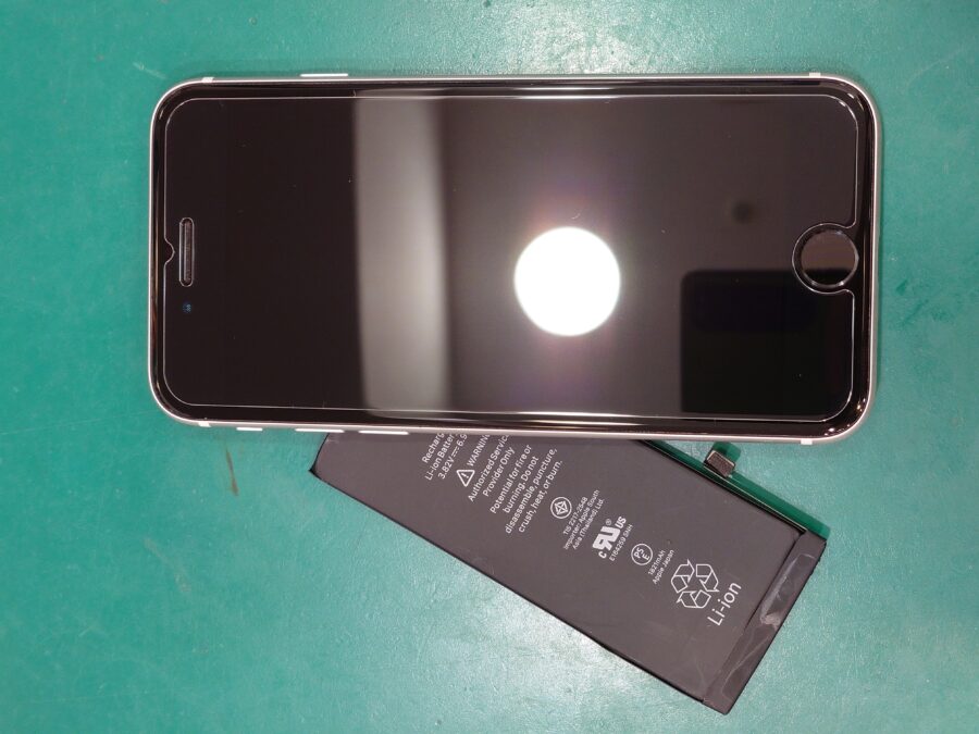 【バッテリー交換修理】茅ヶ崎市からお越しのお客様より、iPhone SE2(アイフォン SE第二世代)をお持ち込みいただきました