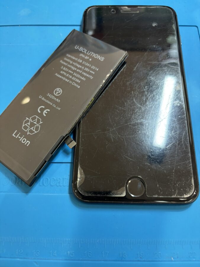 充電がすぐなくなるiPhone8plus(アイフォンエイトプラス)泉区より交換をご依頼頂きました