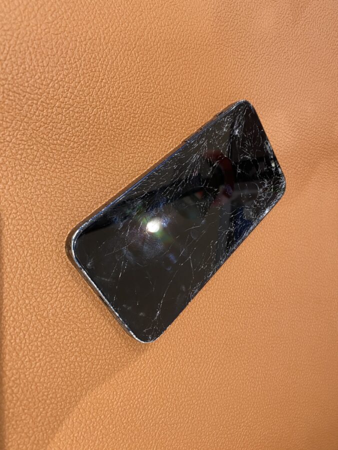 青葉区からお越しのお客様よりiPhone12（アイフォントゥエルブ）の画面割れ修理をお持ち込み頂きました!