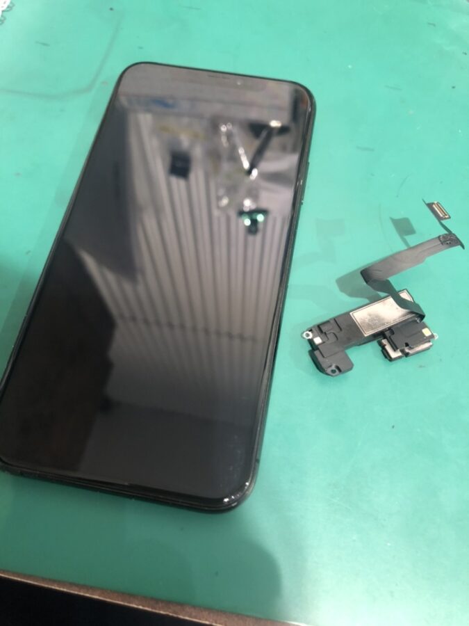 iPhoneXS（アイフォン）で通話中、相手の声が聞こえない？スマホ修理工房渋谷店でイヤースピーカーを修理しましょう！