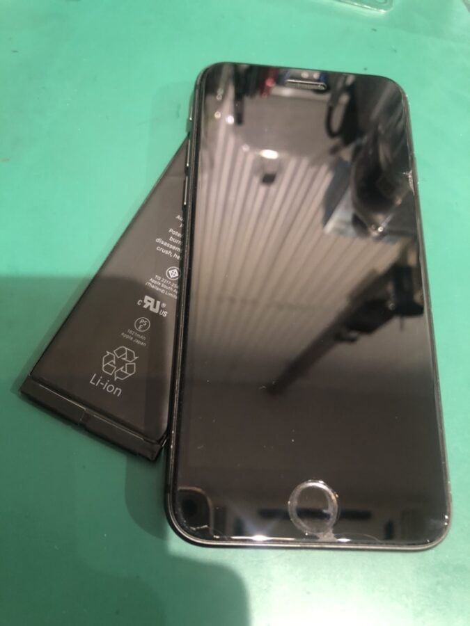 減りが早くて困った?iPhoneSE2のバッテリー交換も最短30分でお渡し可能！【スマホ修理工房渋谷店】