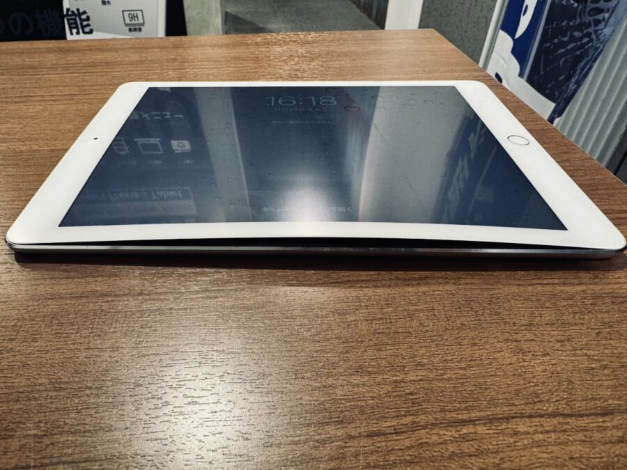 バッテリー膨張したiPadAir2の液晶画面が浮いてしまった…！放っておかずにスマホ修理工房渋谷店へ！
