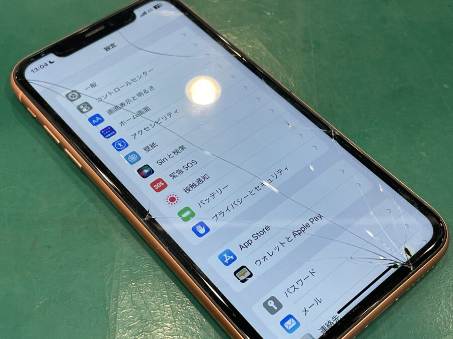 iPhoneXR(アイフォン)の画面が割れた！データそのまま修理ならスマホ修理工房ペリエ千葉店にお任せください！