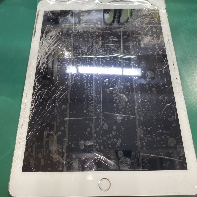 iPad5のガラス割れ修理、まだまだ対応できます♪【スマホ修理工房 池袋P'パルコ本店】