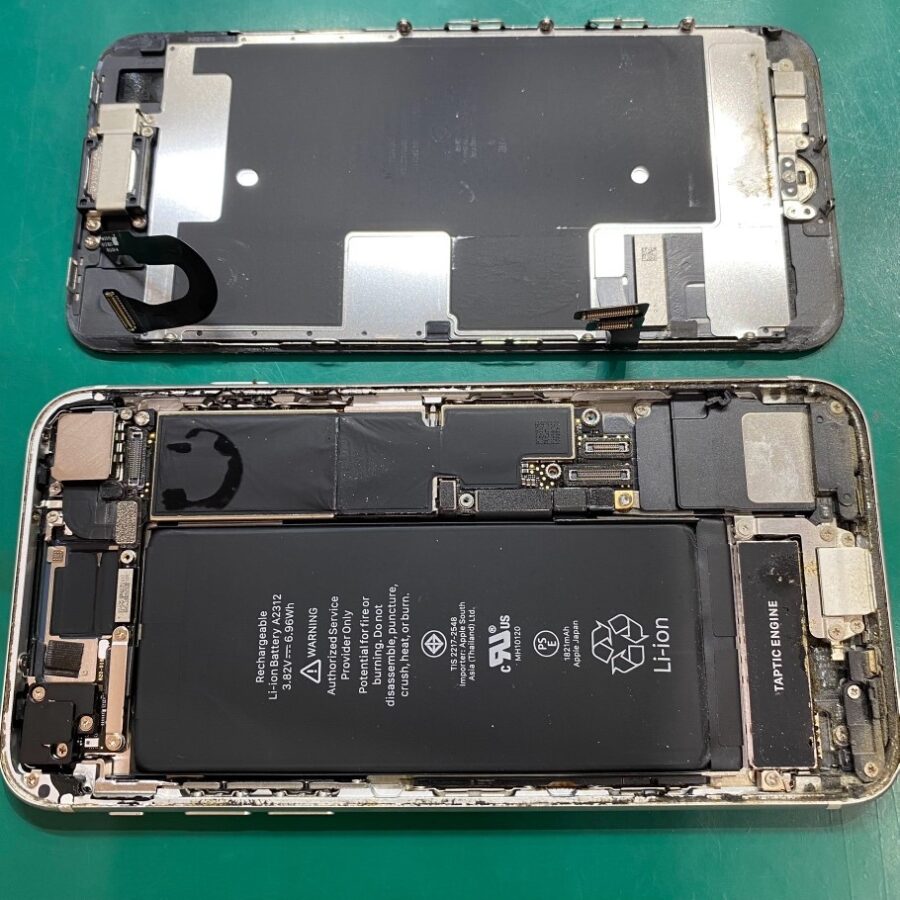 iPhoneSE第二世代の中はこれだけ汚れているんです！【スマホ修理工房池袋P'パルコ店】