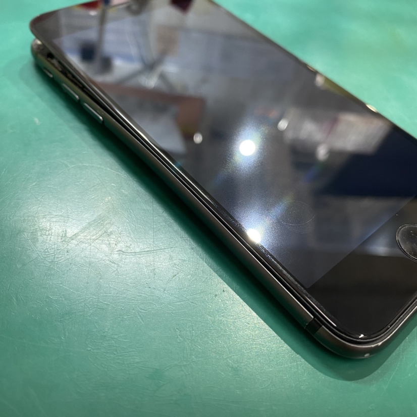 iPhone8の画面割れ、フレーム歪みでお持ち込み。これはすごい･･･【スマホ修理工房池袋P'パルコ店】