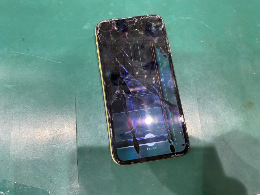 西多摩郡奥多摩町よりご来店。iPhone11(アイフォン)画面が割れて、だんだん液晶が見えなくなってきた。