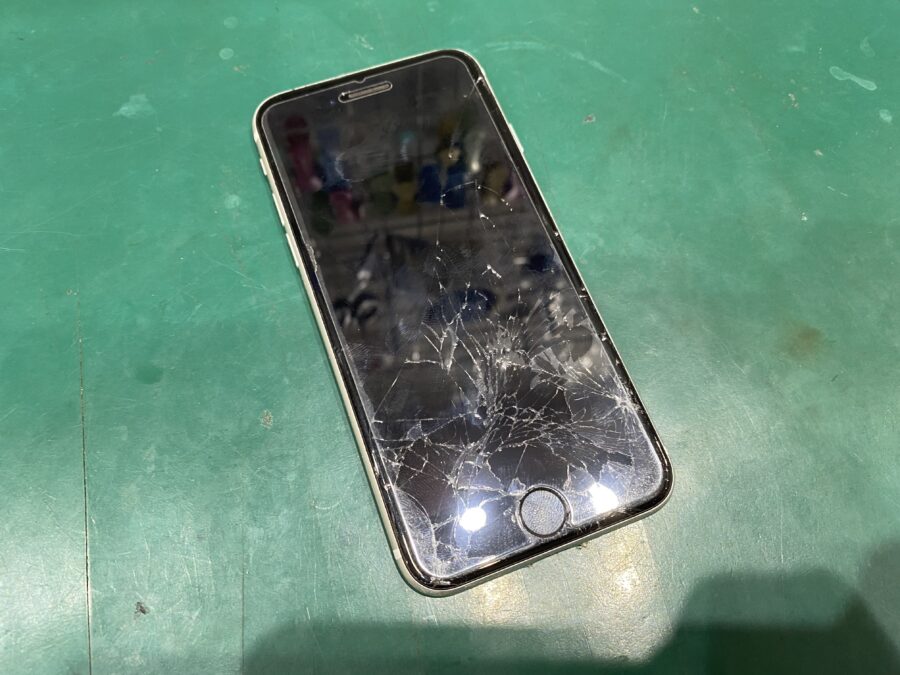江戸川区平井よりご来店。iPhoneSE2(アイフォン)画面が割れてバキバキ。そんな時はデーターそのまま即日修理当店へ！