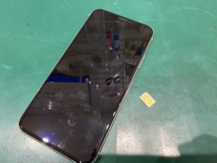 江東区扇橋よりご来店。iPhoneXs(アイフォン)SIMが中に取り残された。