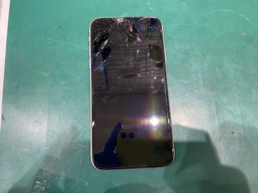 江東区大島よりご来店。iPhone11(アイフォン)画面割れ、ガラス割れ、液晶の不良。