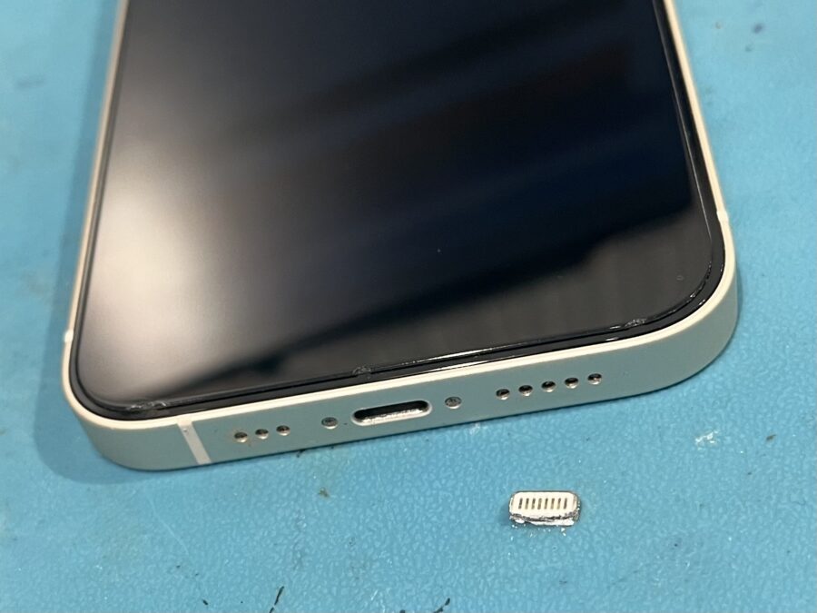 充電ケーブルの先端が折れた??iPhone12の充電コネクタの修理も【スマホ修理工房渋谷店】にお任せを！