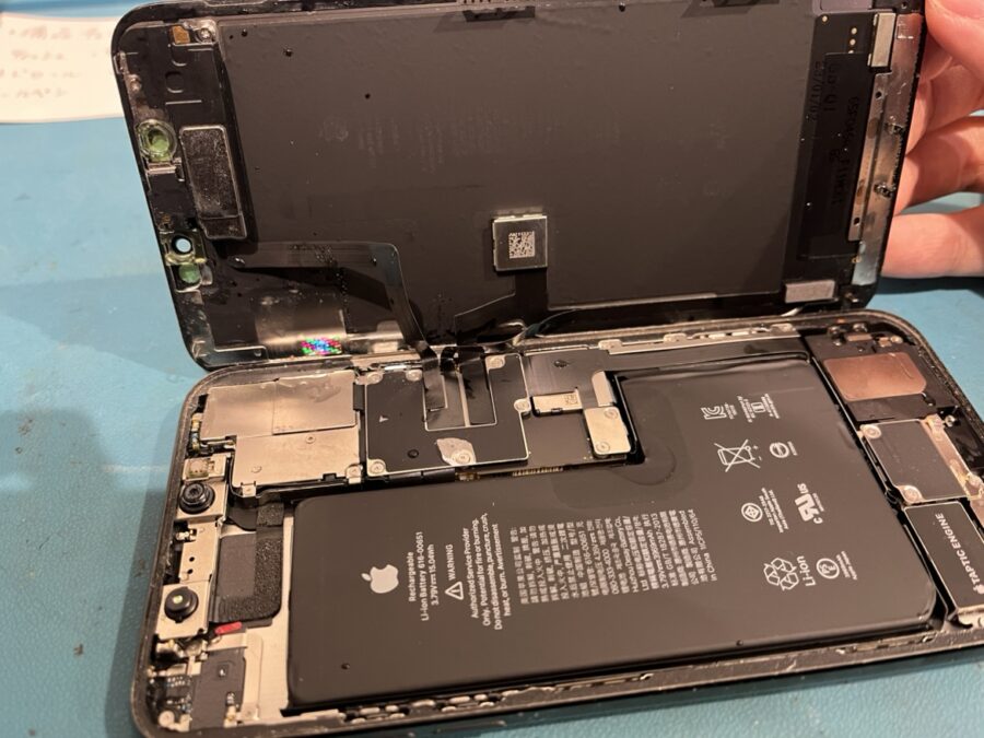 お風呂の湯気や水蒸気でも水没しちゃうんです！起動しなくなったiPhone11ProMaxを復旧します！【スマホ修理工房渋谷店】