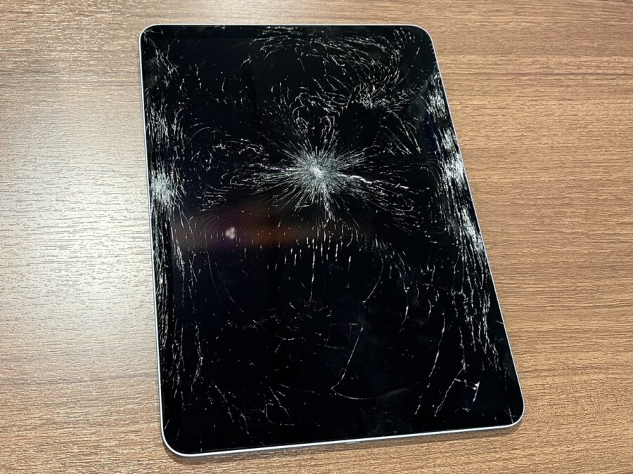 バキバキの画面のiPad Air4の修理も【スマホ修理工房渋谷店】へお問い合わせください！