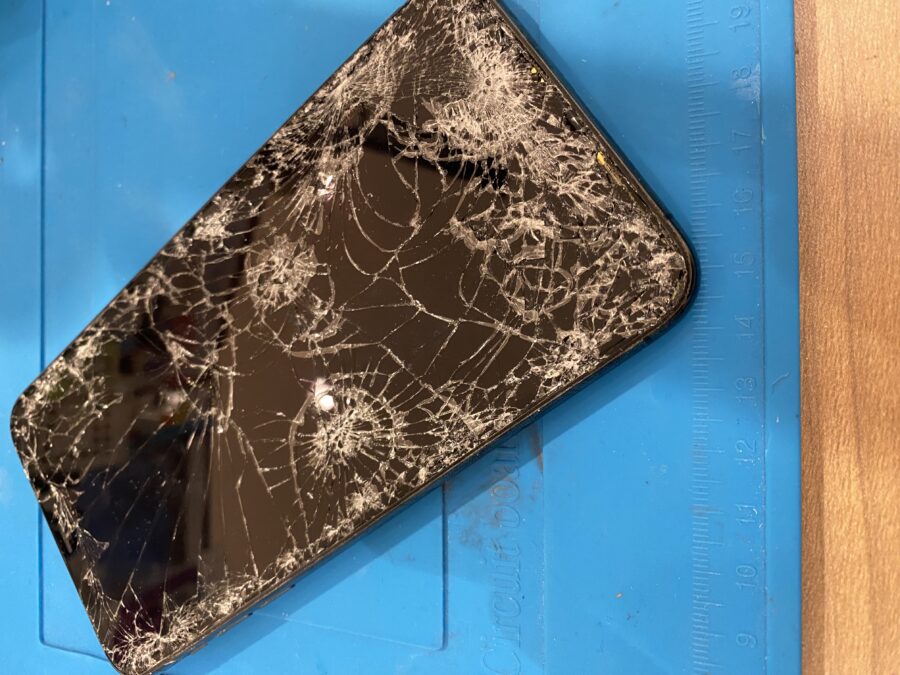 ガラスが激しく割れ画面の映らないiPhone11ProMax(アイフォンイレブンプロマックス)修理を行いました!