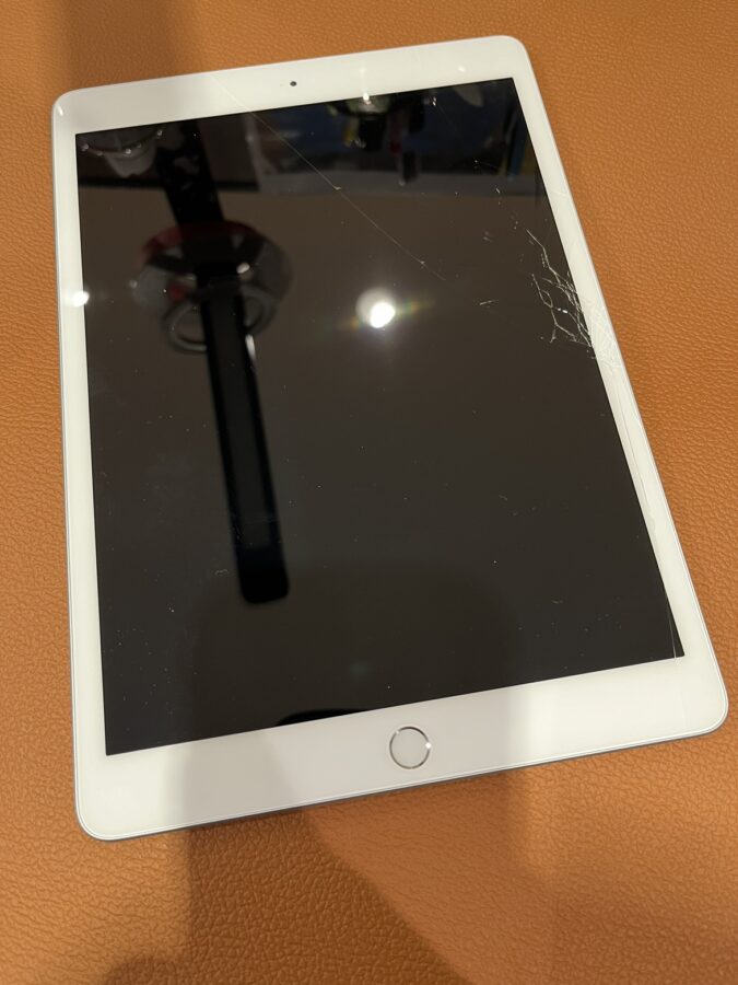 ガラスが割れてしまったiPad 第8世代（アイパッド）の修理を行いました!【スマホ修理工房仙台PARCO2店】