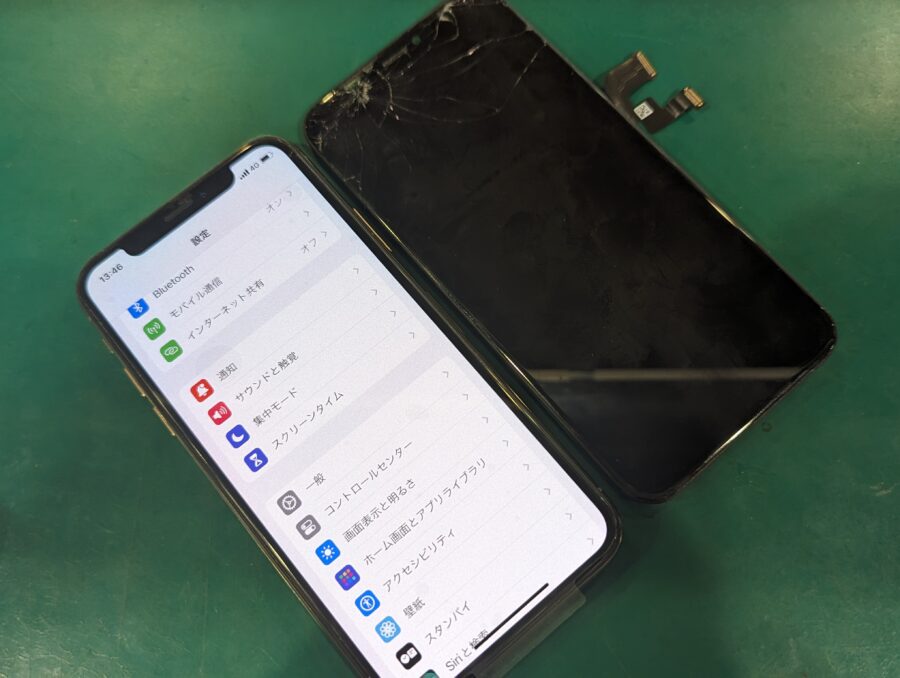 iPhoneXS(アイフォン)の画面が割れて破片があぶない！千葉駅すぐのスマホ修理工房ペリエ千葉店へ！