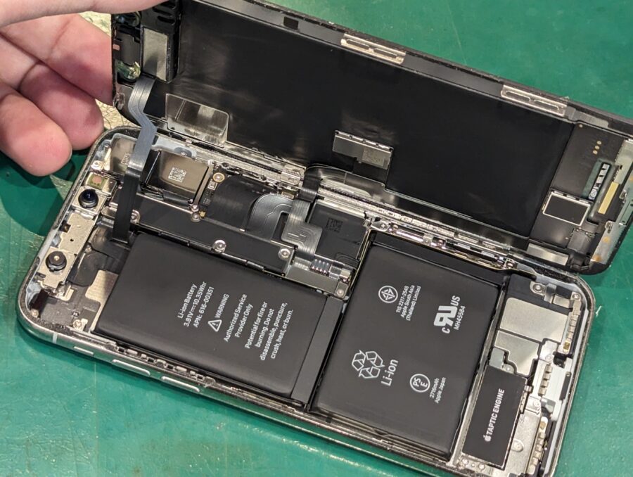 iPhoneX(アイフォン)を落としたら真っ暗に...。スマホ修理工房ペリエ千葉店にご相談ください！