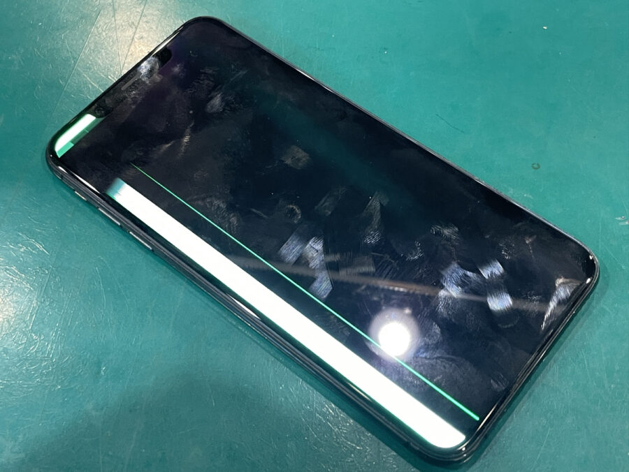 iPhoneXSMax(アイフォン)を落としたら明るい線が出てきた！スマホ修理工房ペリエ千葉店なら即日修理可能かも！？