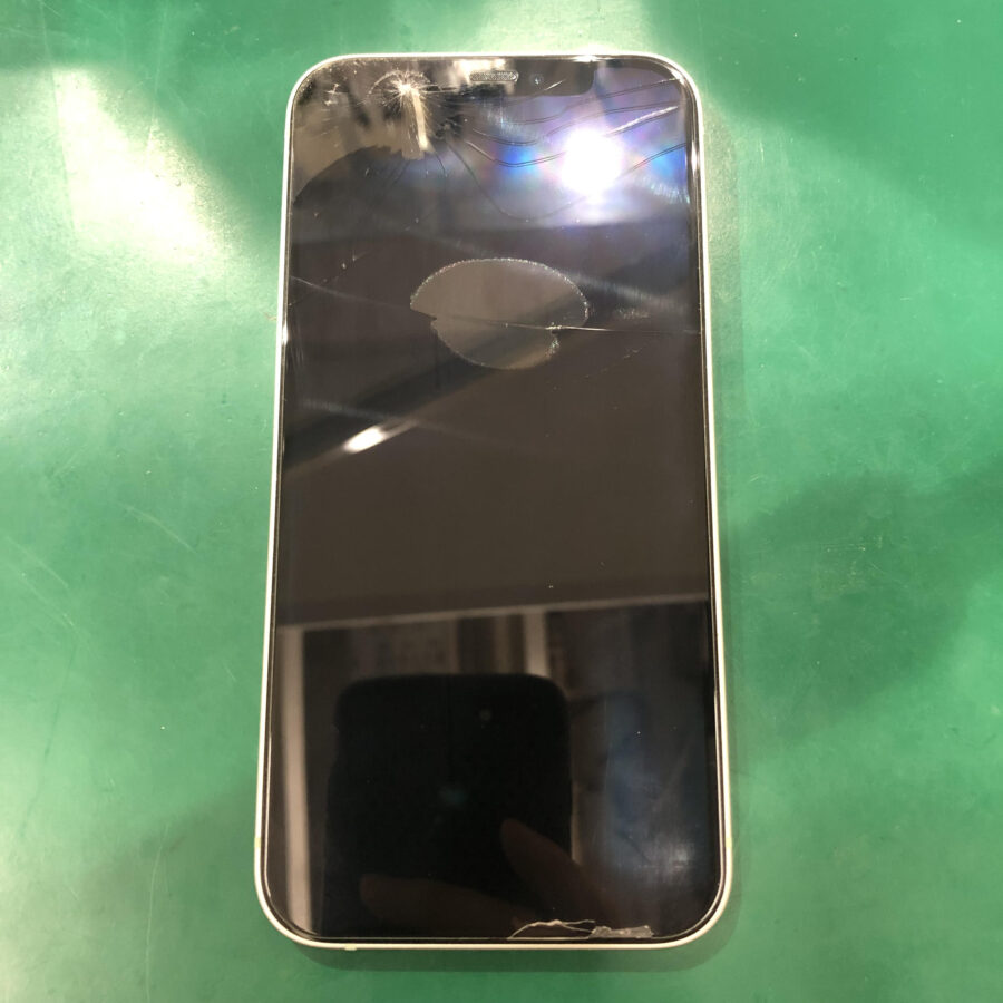 画面が割れてしまったiPhone12の即日修理なら、「スマホ修理工房　池袋P’パルコ本店」にご相談ください