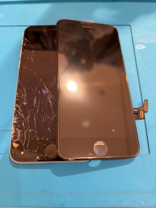 画面が割れ操作が行えないiPhoneSE（アイフォンエスイー）の第二世代修理を行いました!
