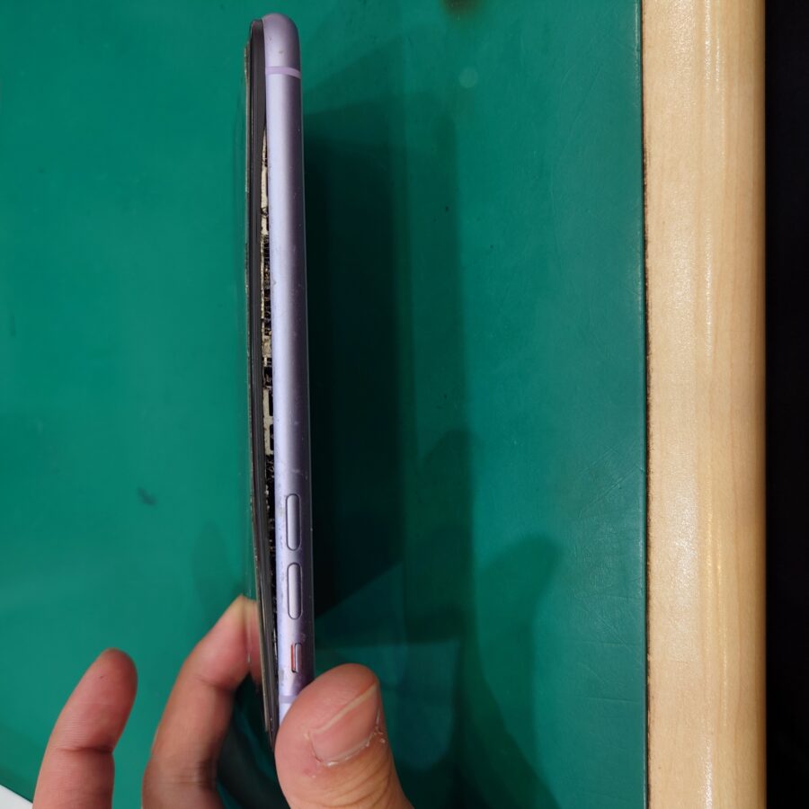 【バッテリー交換修理】茅ヶ崎市からお越しのお客様より、iPhone11(アイフォン11)をお持ち込みいただきました！