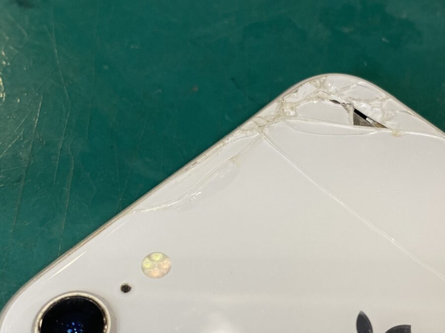 iPhone８(アイフォン)の背面ガラス割れも即日修理のスマホ修理工房ペリエ千葉店へご相談下さい！