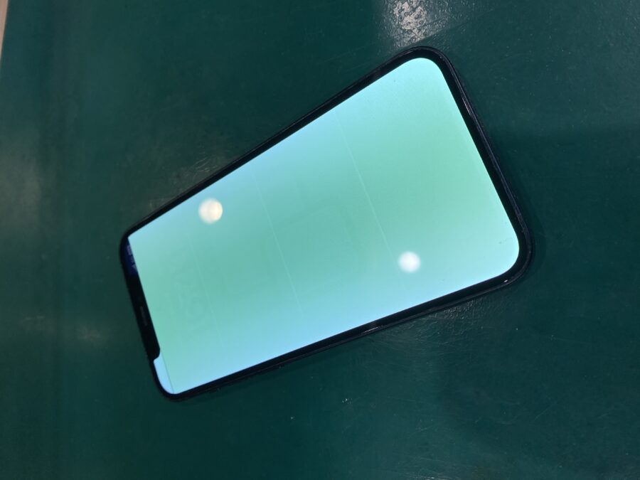 iPhone 12(アイフォン)の液晶がおかしくなった！ - 千葉駅すぐのスマホ修理工房ペリエ千葉店へ！