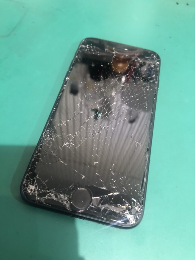 iPhone SE3（アイフォン）の重度の画面破損も【スマホ修理工房渋谷店】なら即日の修理対応いたします！