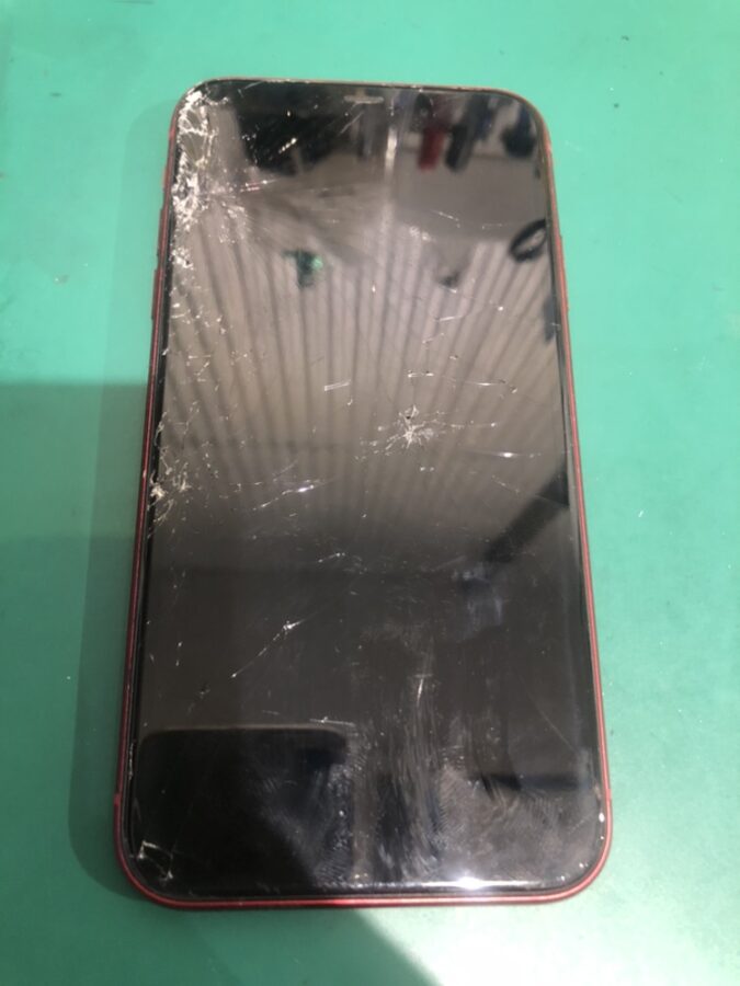 重度の液晶破損も【スマホ修理工房渋谷店】なら即日修理が可能です！