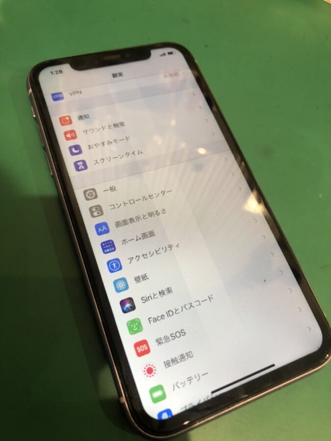 画面の真ん中に縦線が入ったiPhone11（アイフォン）。最短30分で直します！！【スマホ修理工房渋谷店】