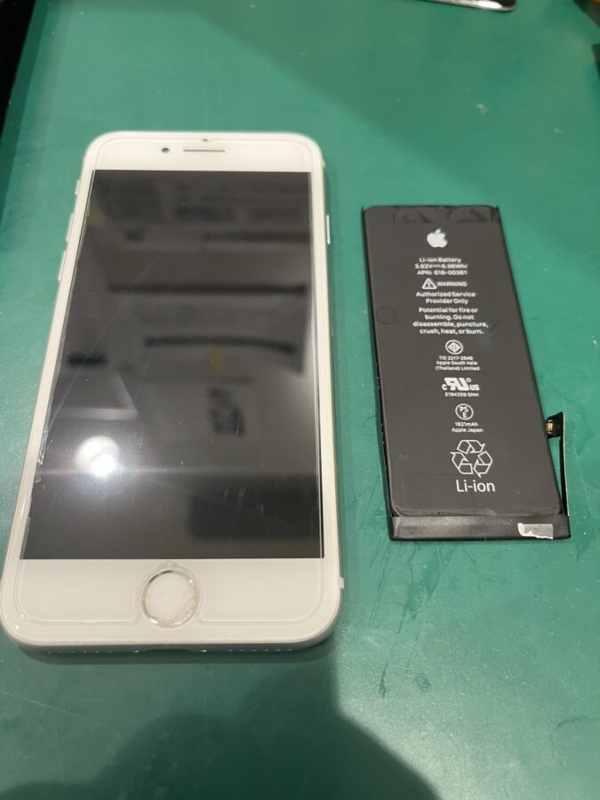 iPhone８(アイフォンエイト)のバッテリー交換を行いました！【スマホ修理工房新宿ペペ店】