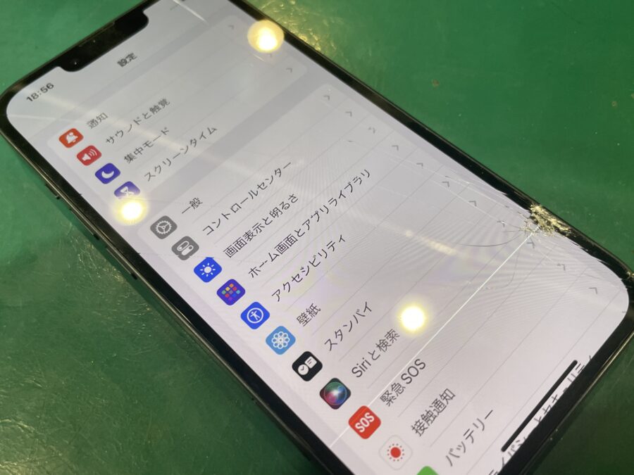 画面が割れて緑に光るiPhone13(アイフォン)はスマホ修理工房ペリエ千葉店で即日画面交換!