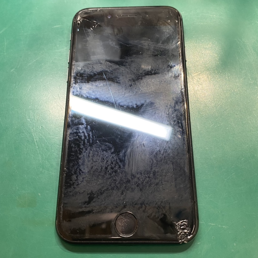 iPhone8の画面割れ、液晶滲みの修理に即日！速攻対応！【スマホ修理工房 池袋P'パルコ本店】