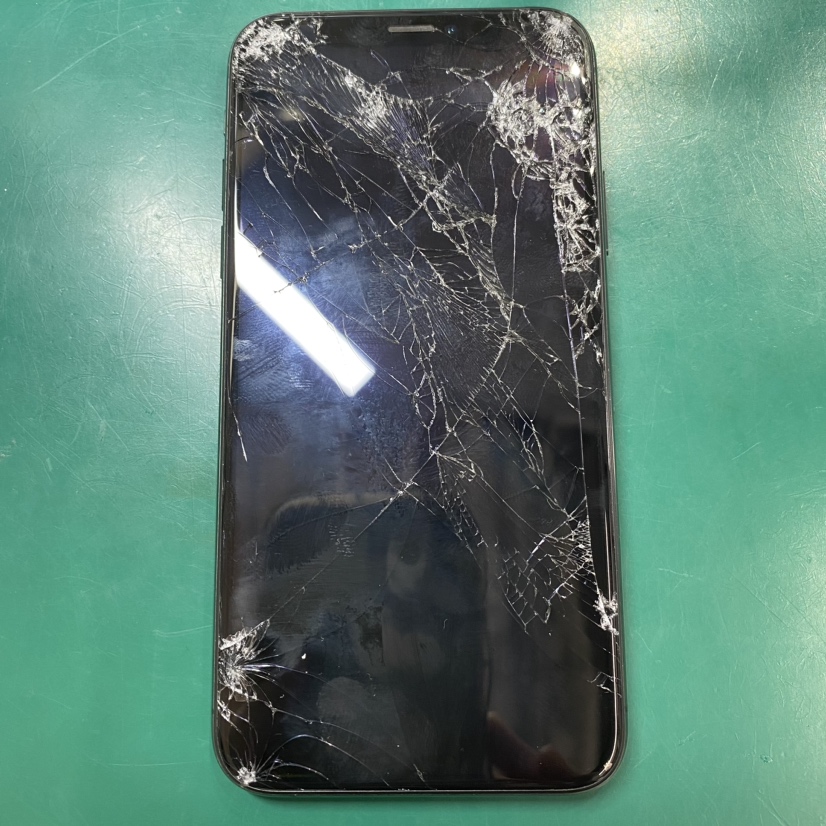 iPhoneXSが割れた！急ぎで修理したい時は当店にご相談ください♪画面修理に即効対応！【スマホ修理工房 池袋P'パルコ本店】
