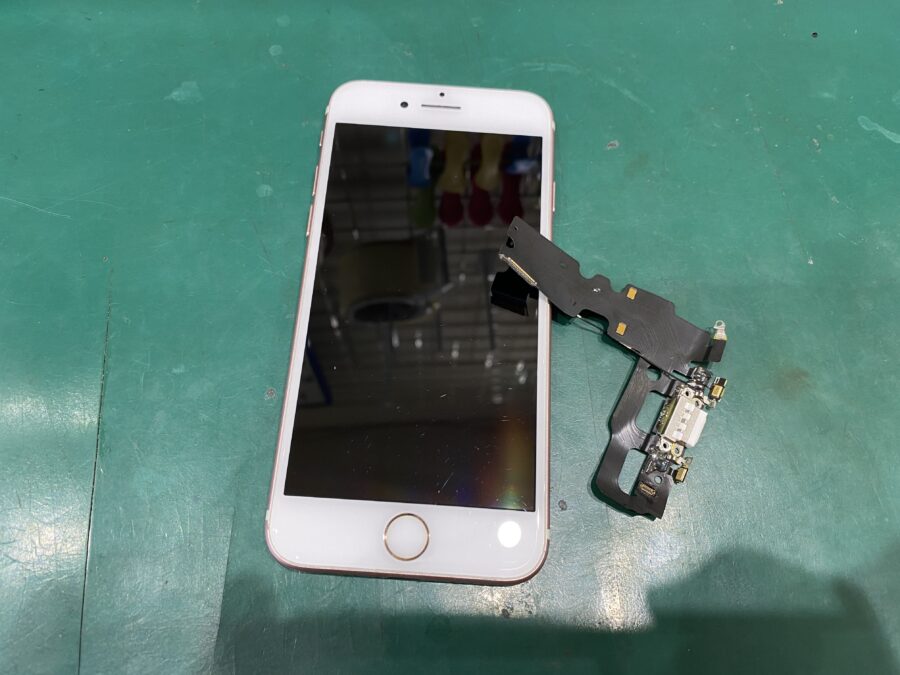 iPhone7(アイフォン)充電が途切れる、傾けないと反応しないなどの充電不良の症状があったら【スマホ修理工房西大島店】へ
