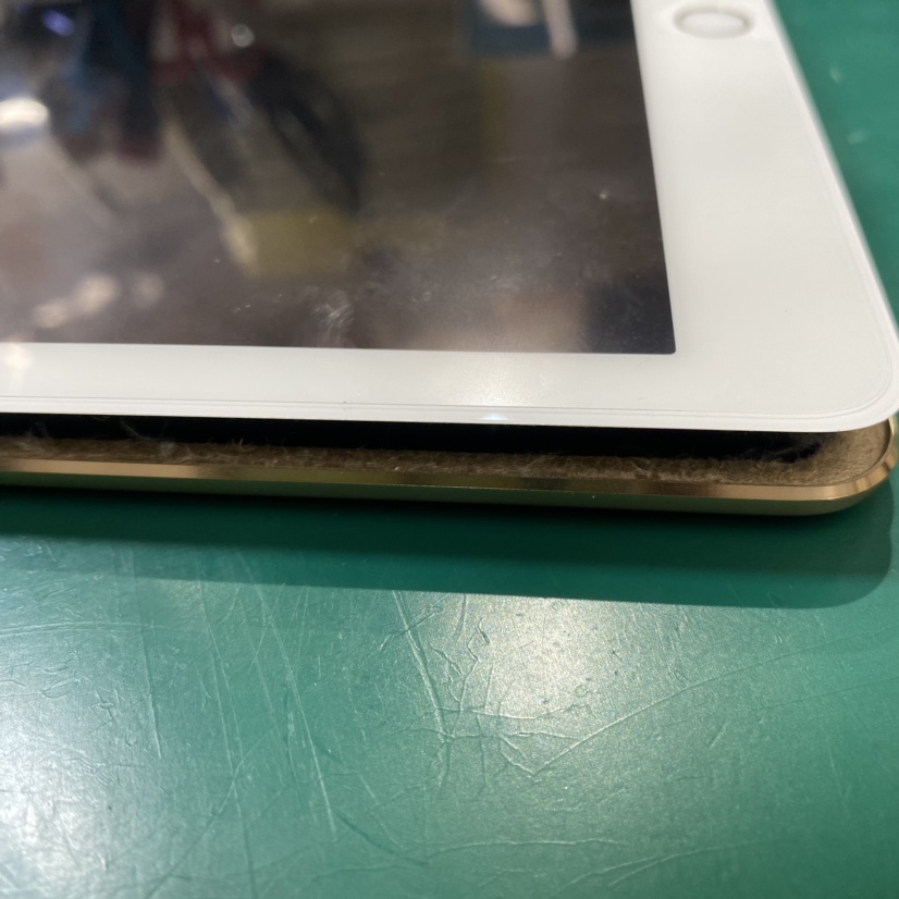 膨張したiPad pro9.7インチのバッテリー交換に対応しております！【iPhone修理工房池袋P'パルコ店】