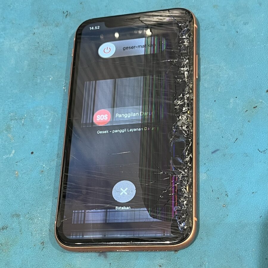 ガラスが割れて緑線が入ったiPhoneXR（アイフォン）。スマホ修理工房渋谷店で修理すればキレイに元通り✨