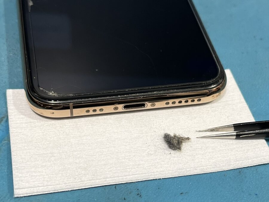 充電器が奥までささらないiPhoneXS（アイフォン）。そんな時はスマホ修理工房渋谷店へ