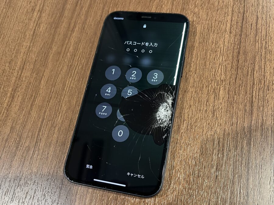 ガラスが割れて、液晶が黒くにじんでいる。。。そんなiPhone12（アイフォン）の液晶画面もスマホ修理工房渋谷店でキレイに