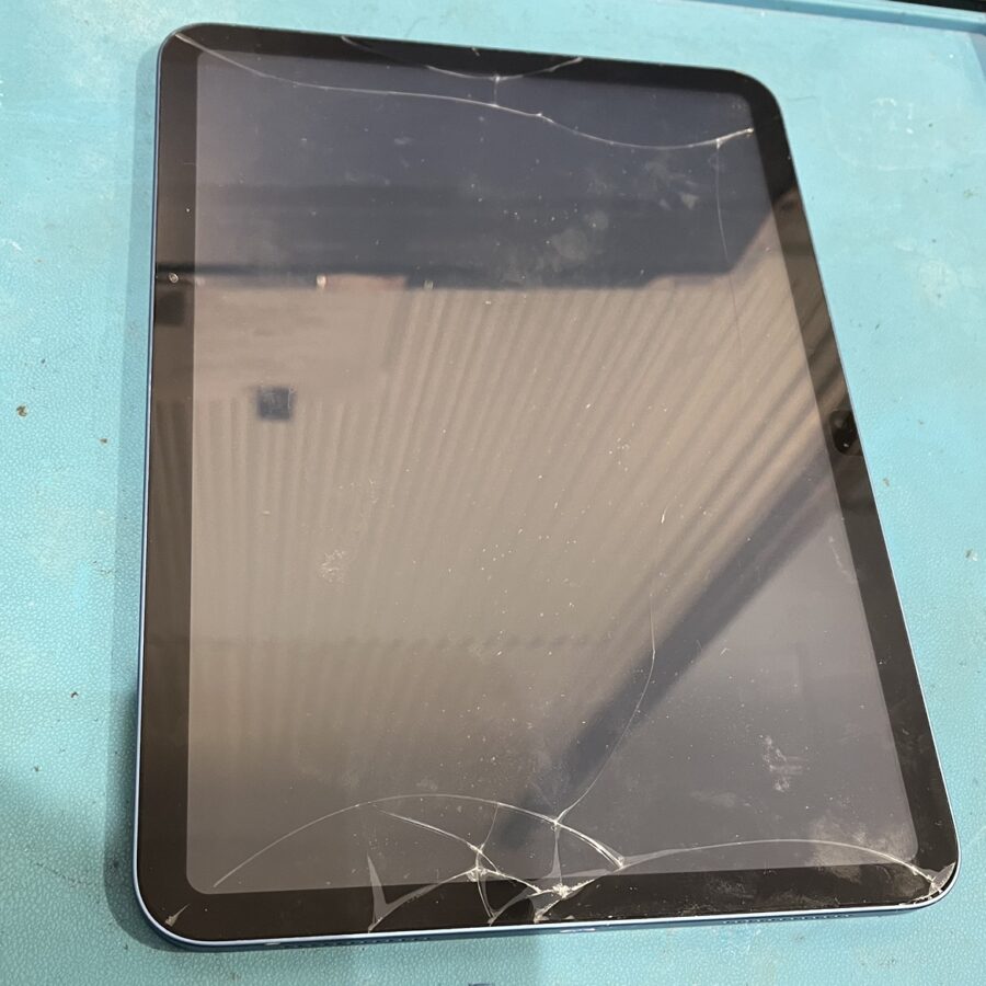 iPad10（アイパッド第10世代）の画面が割れてしまった…！スマホ修理工房渋谷店なら、即日修理で対応できます！