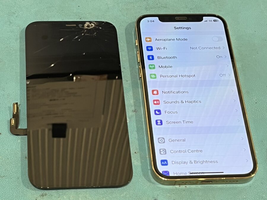 机の角にぶつけてしまって、、、iPhone12Pro（アイフォン）の画面割れ修理はスマホ修理工房渋谷店へお任せください！