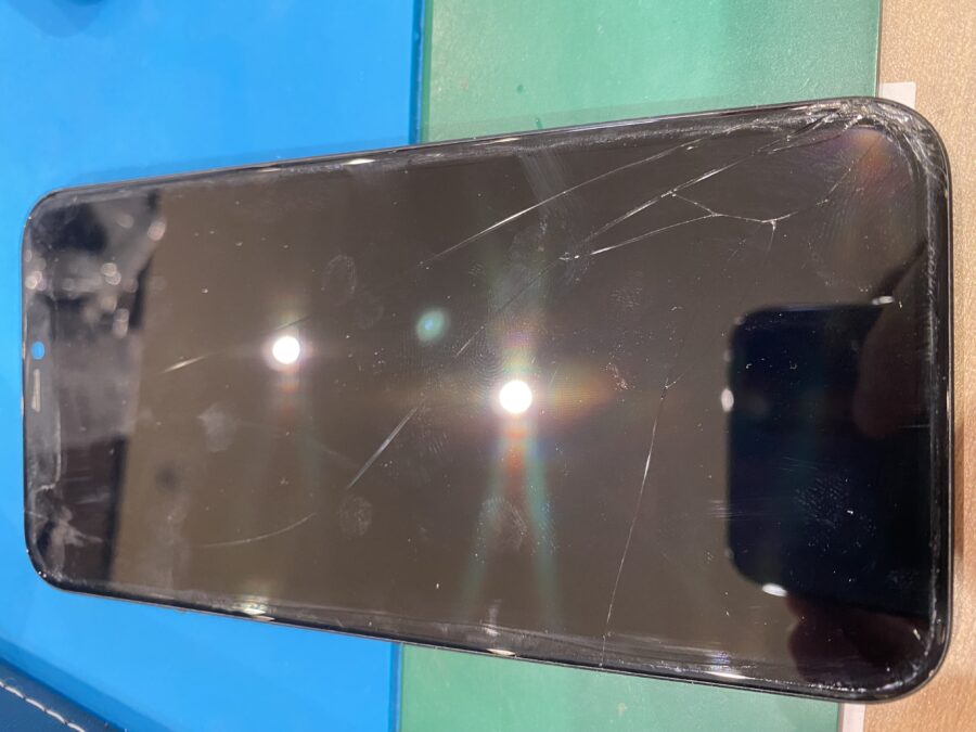 落してガラスの割れてしまったiPhone11（アイフォンイレブン）パネル交換を行いました