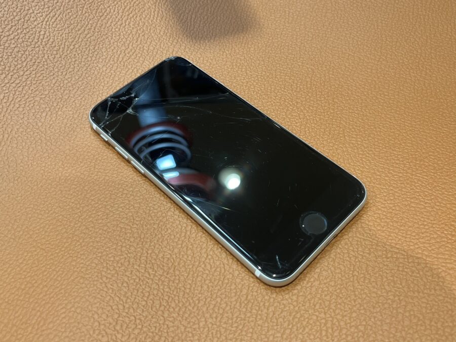 落して画面が割れてしまったiPhoneSE2（アイフォンエスイーツー）の修理を行いました!